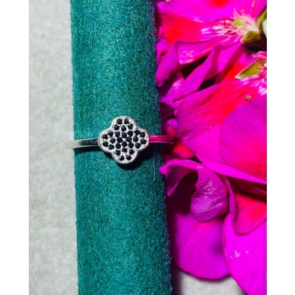 Anillo T8 vancleef circonias oscuras