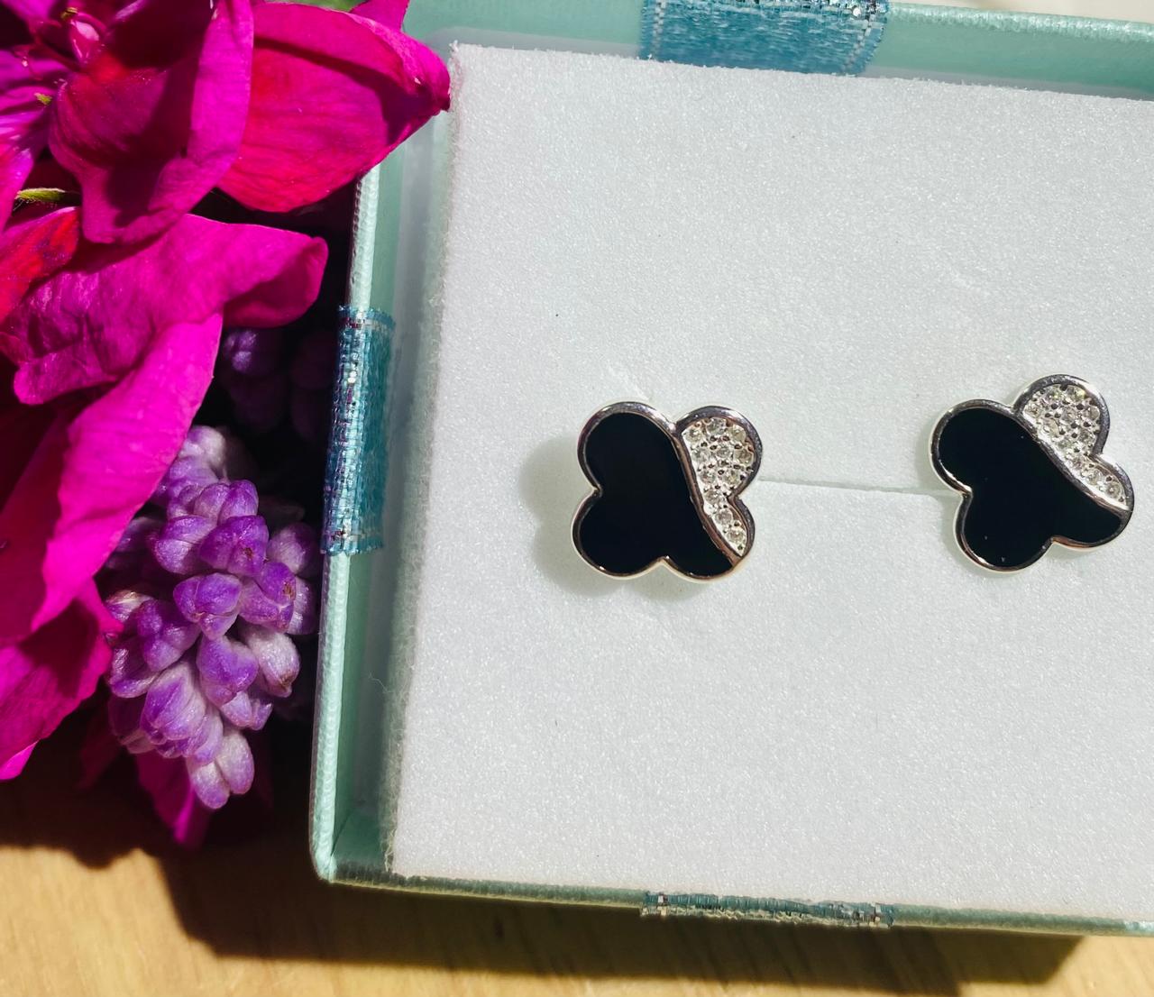 WhatsApp Image 2026-01-21 at 10.05.08 PM (15) ARETES VANCLEEF NEGRO CON CIRCONIAS - Imagen 1