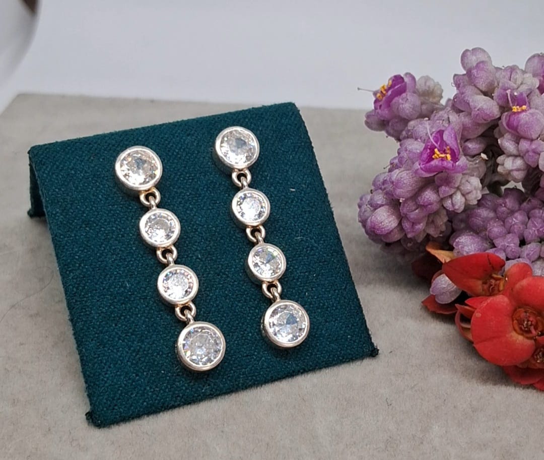 WhatsApp Image 2026-08-07 at 9.25.12 PM ARETES LARGOS CON CIRCONIA - Imagen 1